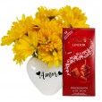 Arranjo Coração Branco com Margaridas Amarelas e Lindt Milk