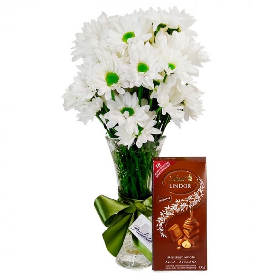 Arrangement of Daisies Plenitude and Lindt Hazelnut