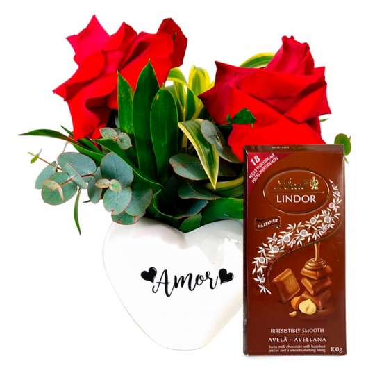 Arranjo Coração Branco com Duas Rosas Colombianas e Lindt Avelã