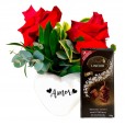 Arranjo Coração Branco com Duas Rosas Colombianas e Lindt Dark