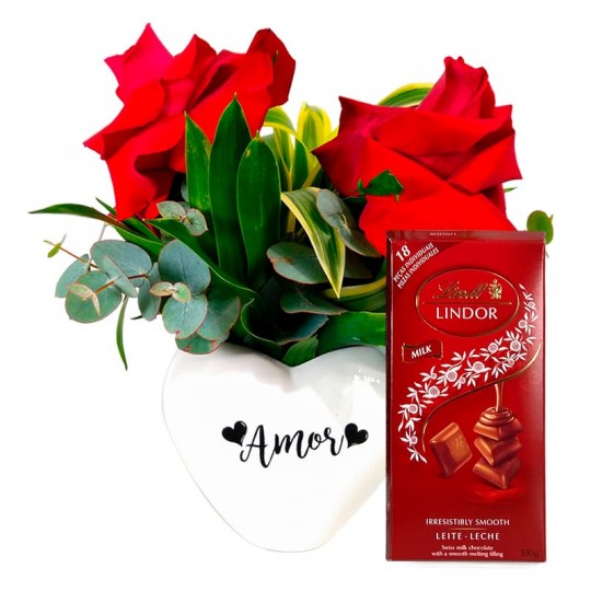 Arranjo Coração Branco com Duas Rosas Colombianas e Lindt Milk