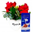 Arranjo Coração Branco com Duas Rosas Colombianas e Lindt Swiss Classic