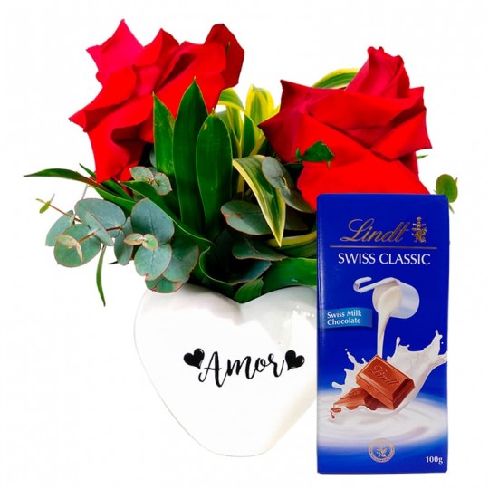 Arranjo Coração Branco com Duas Rosas Colombianas e Lindt Swiss Classic
