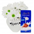 Arranjo Coração Branco com Margaridas Brancas e Lindt Swiss Classic