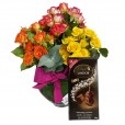 Arranjo com Mini Rosas Coloridas Colorful e Barra Chocolate Lindt Suiço Dark