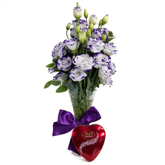 Arrangement with Lisianthus White and Lilac and Lindt Coração P
