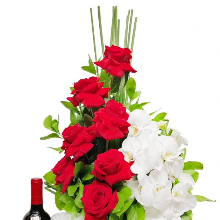 Arranjo com Rosas Colombianas, Orquídeas Brancas, Vinho e Taças