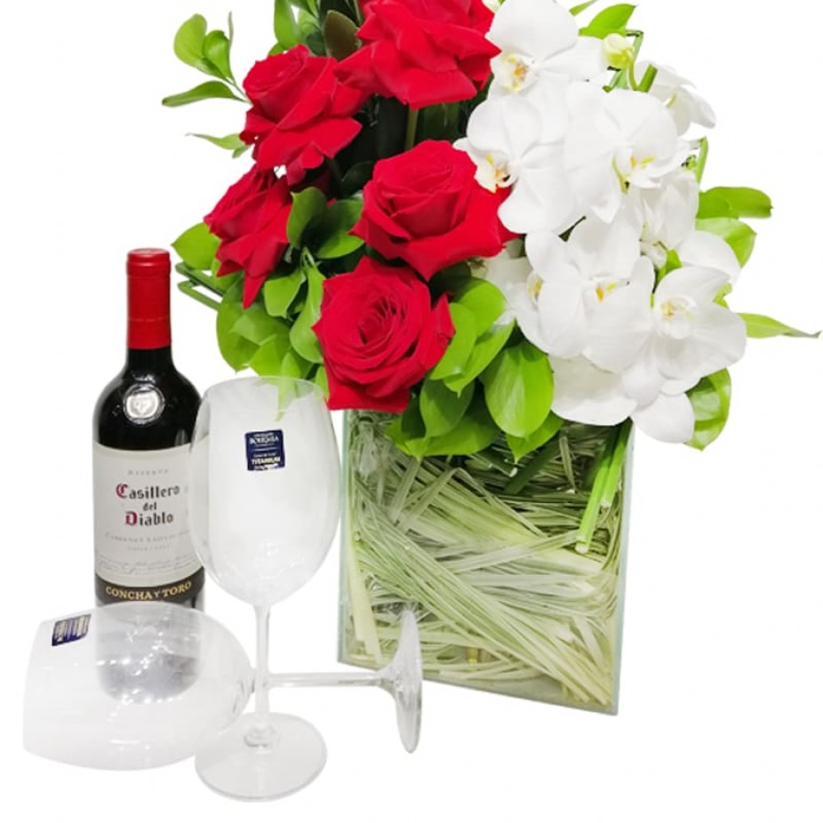 Arranjo com Rosas Colombianas, Orquídeas Brancas, Vinho e Taças