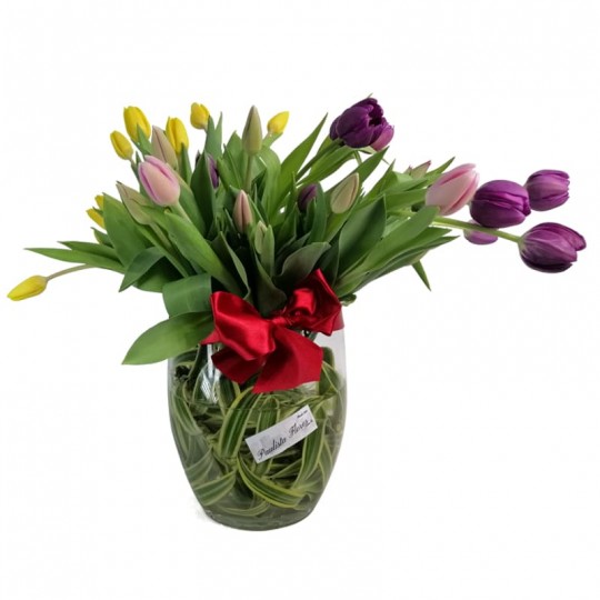 Arranjo de Tulipas em Vaso de Vidro