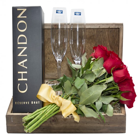 Fascination Chest I - Rustic Bouquet with 12 National Roses, Chandon and 2 glasses