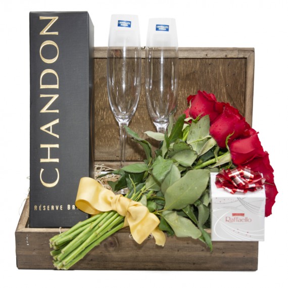 Fascination Chest II - Rustic Bouquet with 12 National Roses, Chandon, 2 cups and Rafaello