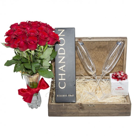 Desire Chest - Arrangement with 18 National Roses, Chandon, 2 cups and Rafaello