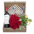 Baú Elegância II -  com Vinho Miolo Seleção, 02 taças e Buquê com 24 Rosas Nacionais Vermelhas