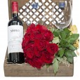 Baú Elegância II -  com Vinho Miolo Seleção, 02 taças e Buquê com 24 Rosas Nacionais Vermelhas