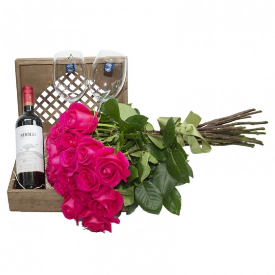 Baú Elegância III -  com Vinho Miolo Seleção, 02 taças e Buquê com 24 Rosas Nacionais Pink