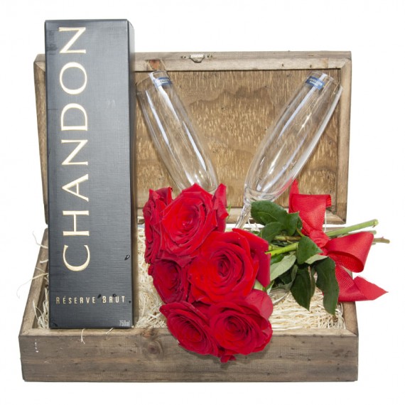 Enchanted Chest - Rustic Bouquet with 07 Colombian Roses, Chandon and 2 glasses
