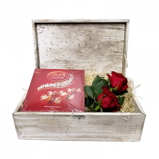 Traditional Surprise Chest 8 - Various Colors - 2 Colombian Roses and Lindt Chocolate
