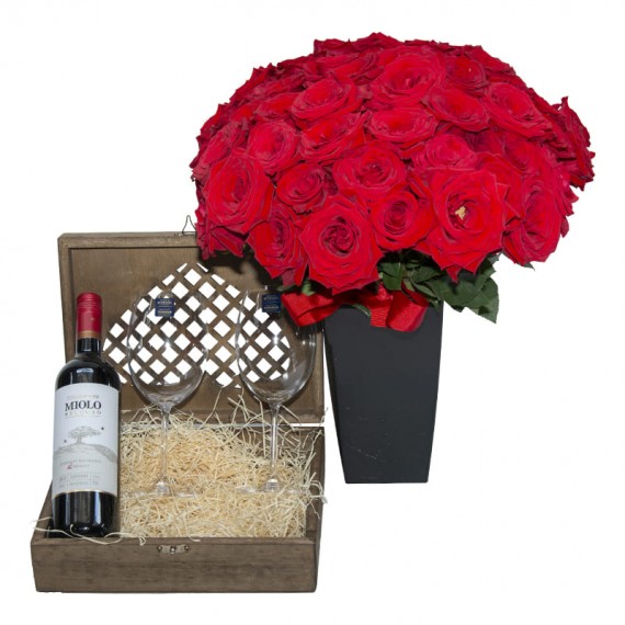 Attraction I Chest with Selection Wine, 02 glasses and Bouquet with 50 Colombian Roses