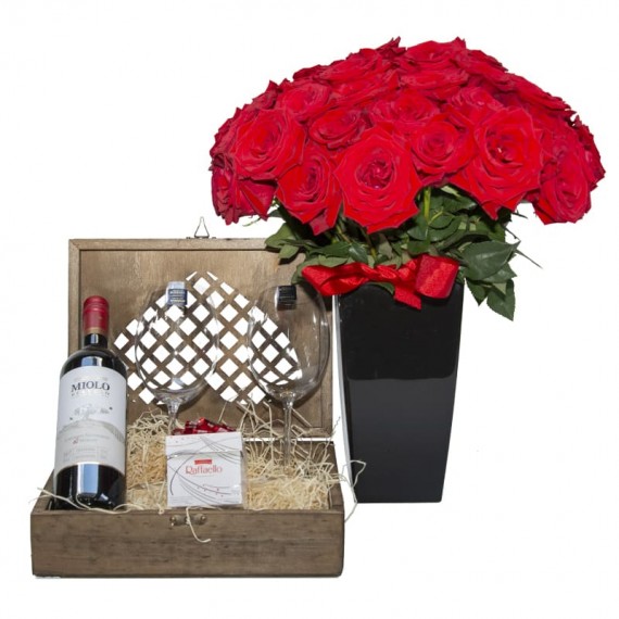 Attraction Chest II with Miolo Selection Wine, 02 glasses, Rafaello and Bouquet with 50 Colombian Roses