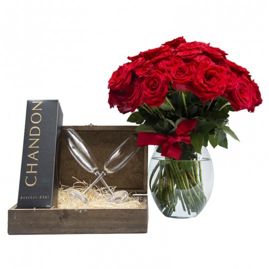 Baú Paixão I - Arranjo com 24 Rosas Colombianas, Chandon e 2 taças