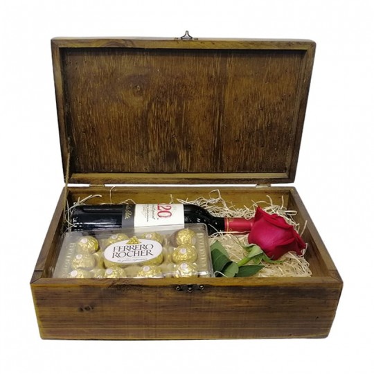 Baú de Madeira com Vinho, Rosa e Ferrero Rocher