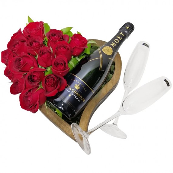 Wooden heart with Roses and Champagne Moët & Chandon Nectar Impérial