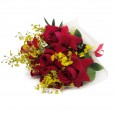 Buquê com 05 Rosas Colombianas e Mini Orquídeas Chuva de Ouro