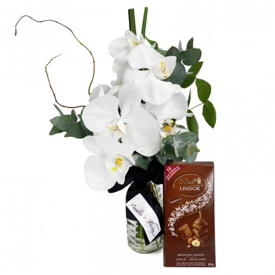 Arranjo de Orquídeas Brancas Love e Barra Chocolate Lindt Avelã