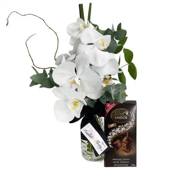 Arranjo de Orquídeas Brancas Love e Barra Chocolate Lindt Suiço Dark