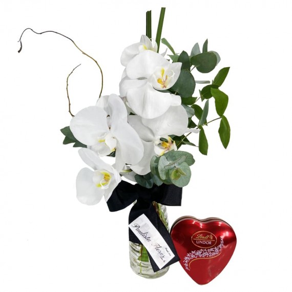 Arrangement of White Orchids Love and Lindt Coração P