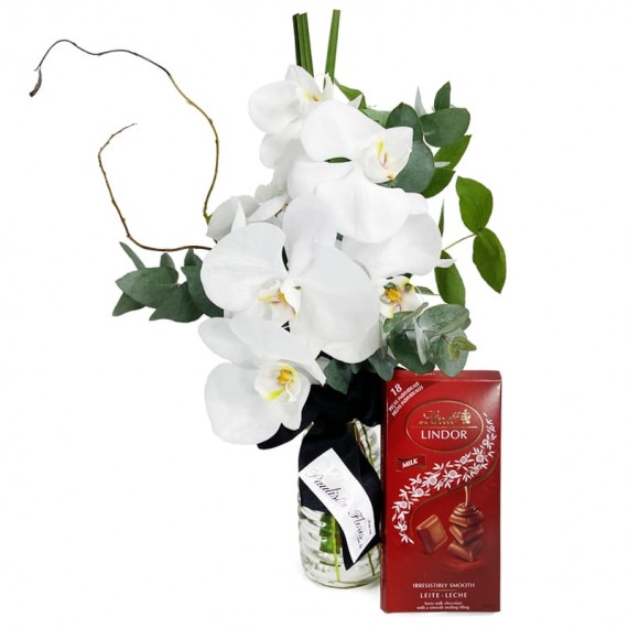 Arranjo de Orquídeas Brancas Love e Barra Chocolate Lindt Milk